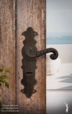 Manija de hierro forjado. Manijon Manija de hierro. Tiradores. Accesorios para Bisagras. Picaportes. Manijas para puertas. Puertas de entrada. Puerta de madera. Herrajes de hierro en Argentina.