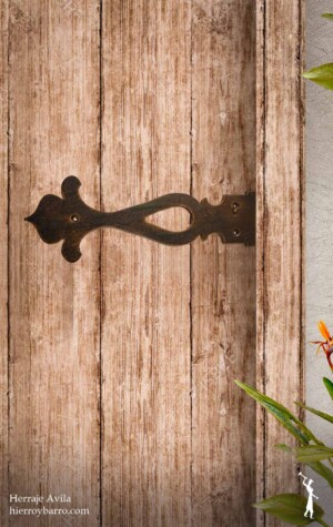 Herrajes de hierro forjado. Accesorios para bisagras. Herrajes para puertas. Puerta de entrada. Puerta de madera. Puertas antiguas. Accesorios para puertas. Herrajes de hierro en Argentina
