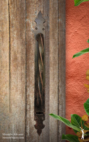 Manija de hierro forjado. Manijon Manija de hierro. Tiradores. Manijas para puertas. Puertas de entrada. Puerta de madera. Herrajes de hierro en Argentina.