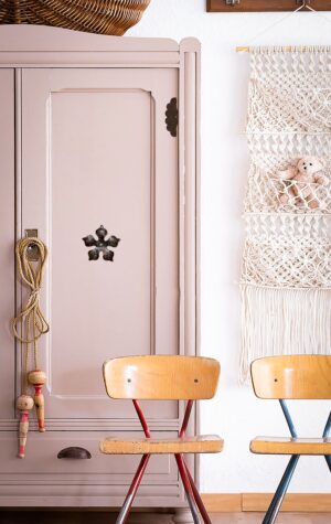 Herrajes de hierro forjado. Accesorios para bisagras. Herrajes para puertas. Puerta de entrada. Puerta de madera. Puertas antiguas. Accesorios para puertas. Herrajes de hierro en Argentina