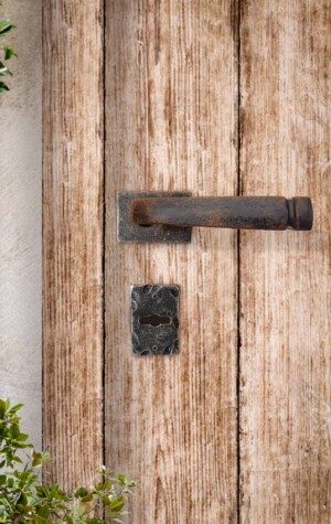 Manija de hierro forjado. Manijon Manija de hierro. Tiradores. Manijas para puertas. Puertas de entrada. Puerta de madera. Herrajes de hierro en Argentina.