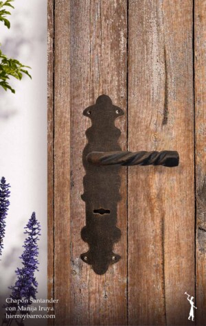 Manija de hierro forjado. Manijon Manija de hierro. Tiradores. Accesorios para Bisagras. Picaportes. Manijas para puertas. Puertas de entrada. Puerta de madera. Herrajes de hierro en Argentina.