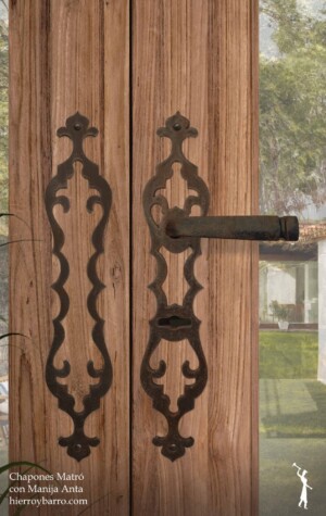 Manija de hierro forjado. Manijon Manija de hierro. Tiradores. Manijas para puertas. Puertas de entrada. Puerta de madera. Herrajes de hierro en Argentina.