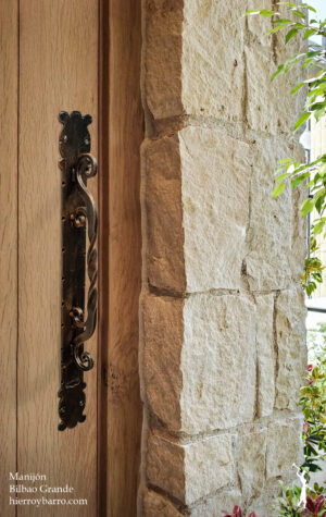 Manija de hierro forjado. Manijon Manija de hierro. Tiradores. Manijas para puertas. Puertas de entrada. Puerta de madera. Herrajes de hierro en Argentina.