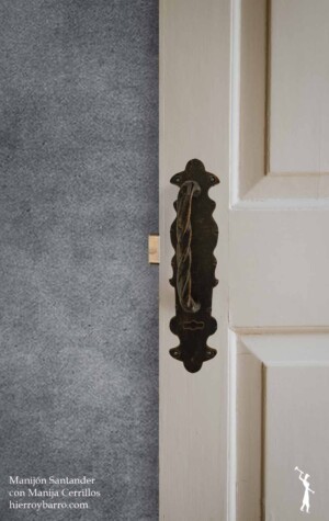 Manija de hierro forjado. Manijon Manija de hierro. Tiradores. Accesorios para Bisagras. Picaportes. Manijas para puertas. Puertas de entrada. Puerta de madera. Herrajes de hierro en Argentina.