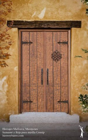 Herrajes de hierro forjado. Accesorios para bisagras. Herrajes para puertas. Puerta de entrada. Puerta de madera. Puertas antiguas. Accesorios para puertas. Herrajes de hierro en Argentina