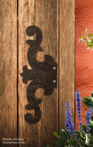 Herrajes de hierro forjado. Accesorios para bisagras. Herrajes para puertas. Puerta de entrada. Puerta de madera. Puertas antiguas. Accesorios para puertas. Herrajes de hierro en Argentina