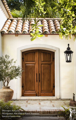 Manija de hierro forjado. Manijon Manija de hierro. Tiradores. Manijas para puertas. Puertas de entrada. Puerta de madera. Herrajes de hierro en Argentina.