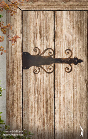 Herrajes de hierro forjado. Accesorios para bisagras. Herrajes para puertas. Puerta de entrada. Puerta de madera. Puertas antiguas. Accesorios para puertas. Herrajes de hierro en Argentina
