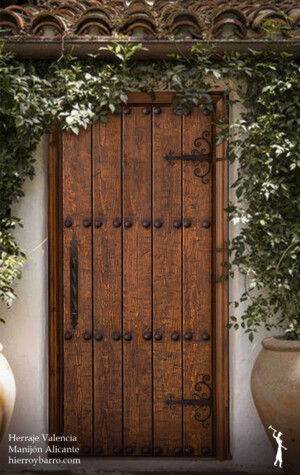 Manija de hierro forjado. Manijon Manija de hierro. Tiradores. Manijas para puertas. Puertas de entrada. Puerta de madera. Herrajes de hierro en Argentina.