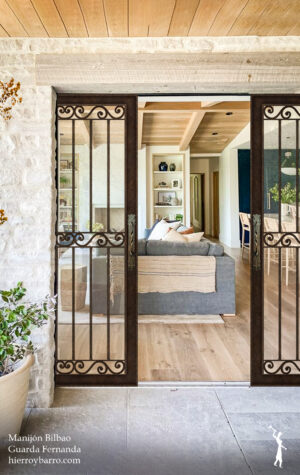Manija de hierro forjado. Manijon Manija de hierro. Tiradores. Manijas para puertas. Puertas de entrada. Puerta de madera. Herrajes de hierro en Argentina. Rejas de hierro. Puerta de hierro. Reja para puerta