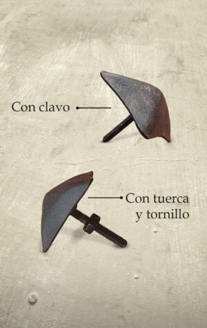 Herrajes de hierro forjado. Accesorios para bisagras. Herrajes para puertas. Puerta de entrada. Puerta de madera. Puertas antiguas. Accesorios para puertas. Herrajes de hierro en Argentina