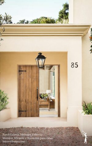 Herrajes de hierro forjado. Accesorios para bisagras. Herrajes para puertas. Puerta de entrada. Puerta de madera. Puertas antiguas. Accesorios para puertas. Herrajes de hierro en Argentina. Numeros de hierro para casas