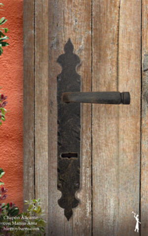Herrajes de hierro forjado. Accesorios para bisagras. Herrajes para puertas. Puerta de entrada. Puerta de madera. Puertas antiguas. Accesorios para puertas. Herrajes de hierro en Argentina