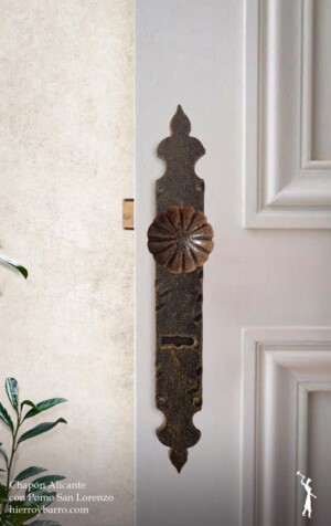 Herrajes de hierro forjado. Accesorios para bisagras. Herrajes para puertas. Puerta de entrada. Puerta de madera. Puertas antiguas. Accesorios para puertas. Herrajes de hierro en Argentina