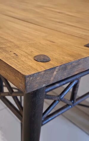 Herrajes de hierro forjado. Accesorios para bisagras. Herrajes para puertas. Puerta de entrada. Puerta de madera. Puertas antiguas. Accesorios para puertas. Herrajes de hierro en Argentina