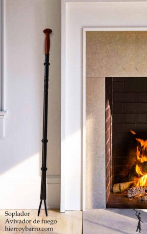 Accesorios de hierro para chimeneas. Chisperos, juegos de herramientas, lamparas de hierro, decoracion del hogar