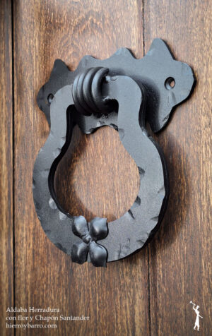 Aldaba de hierro. Herrajes de hierro. Llamador para puerta. Herrajes para puertas de entrada