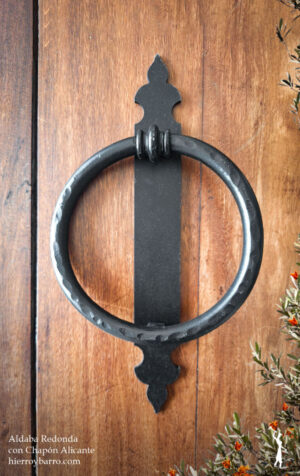 Aldaba de hierro. Herrajes de hierro. Llamador para puerta. Herrajes para puertas de entrada