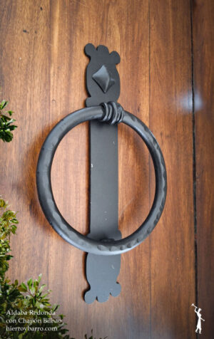 Aldaba de hierro. Herrajes de hierro. Llamador para puerta. Herrajes para puertas de entrada