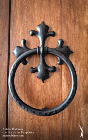 Aldaba de hierro. Herrajes de hierro. Llamador para puerta. Herrajes para puertas de entrada