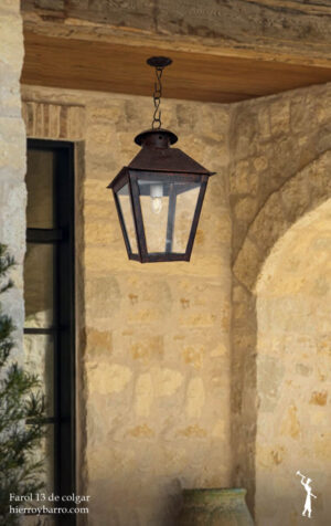 Farol de hierro forjado. Iluminación para exteriores. Faroles colgantes. Faroles con Mensulas. Lámparas de hierro en Argentina.