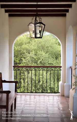 Farol de hierro forjado. Iluminación para exteriores. Faroles colgantes. Faroles con Mensulas. Lámparas de hierro en Argentina.